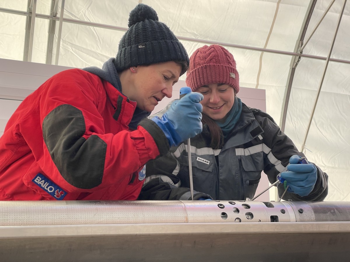 CEP members Barbara Seth (left) and Lison Soussaintjean (right) in Antarctica